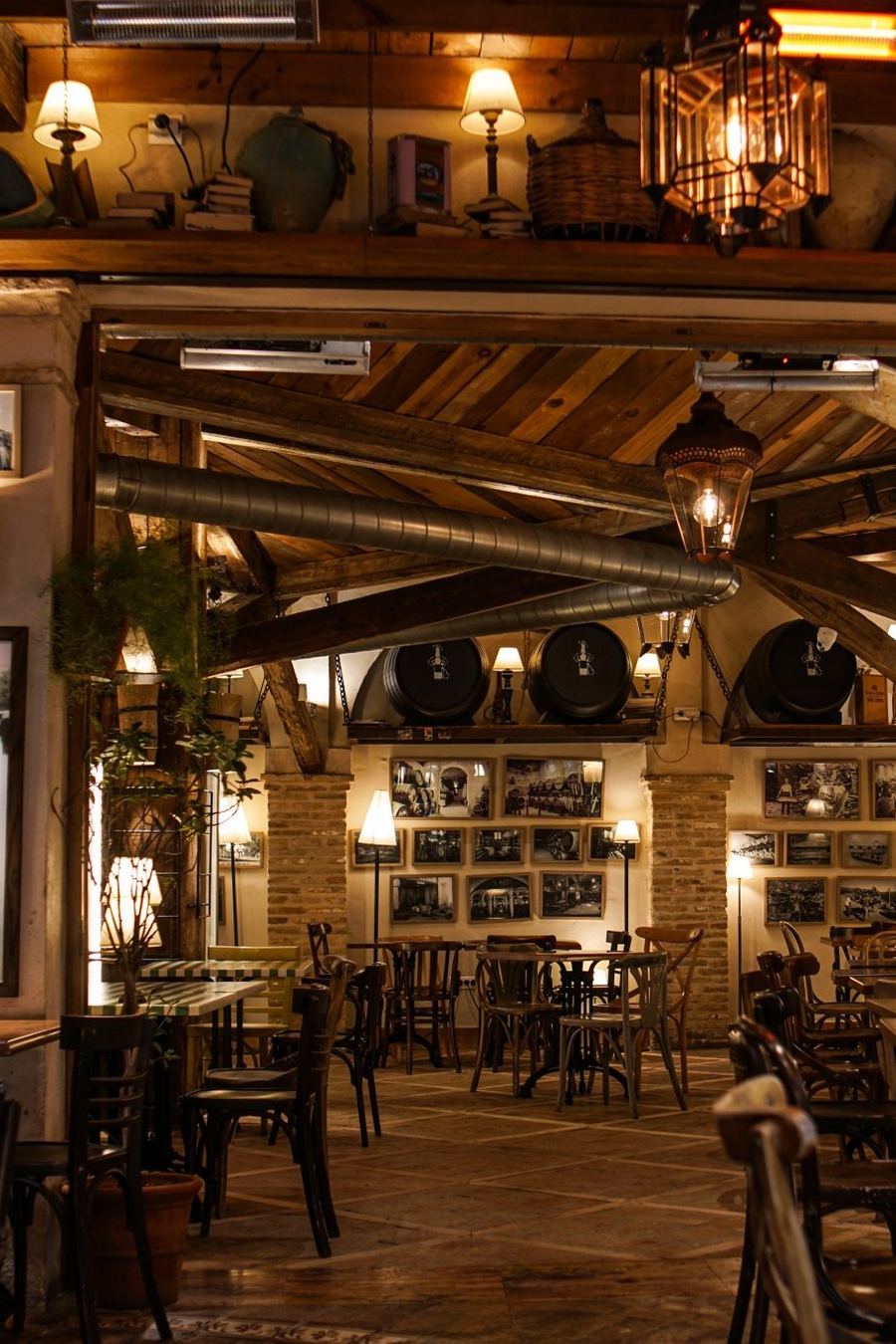 Taberna con vigas de madera y luz cálida